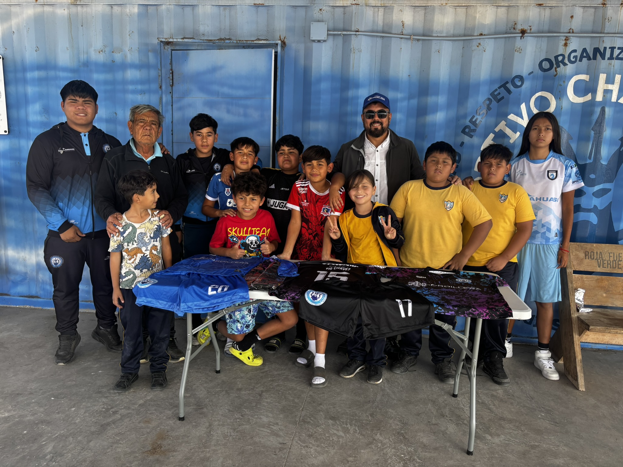 Minera Cordillera apoya al Club Deportivo Chanavayita con indumentaria deportiva para su rama infantil